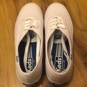 Ked’s laced sneakers